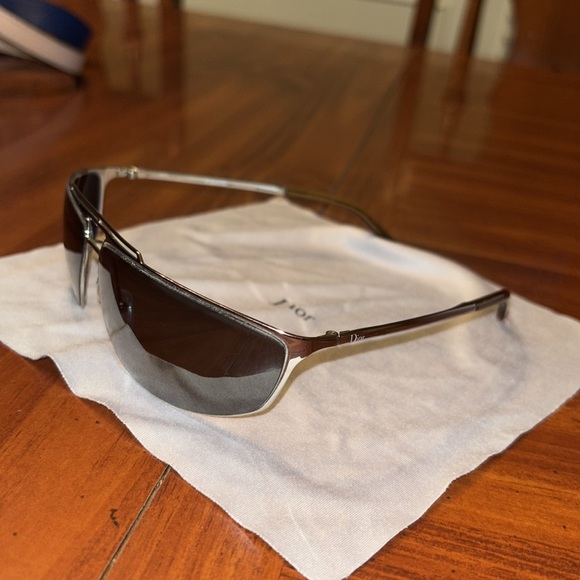 DIOR Estorile YN7KH Sunglasses, cleaning cloth, cloth pouch and case - Picture 14 of 16